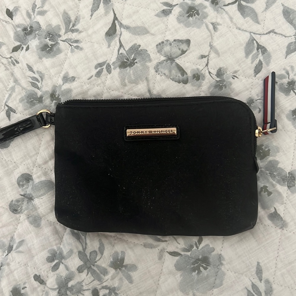 Tommy Hilfiger wristlet. Barely used. Very good condition